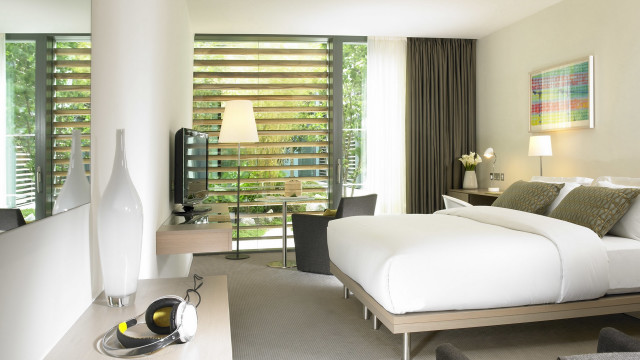 Bedroom desk television window lamp free wallpaper for desktop - medium preview image