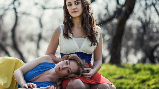 Park two women blonde impressionist free wallpaper for desktop - medium preview image