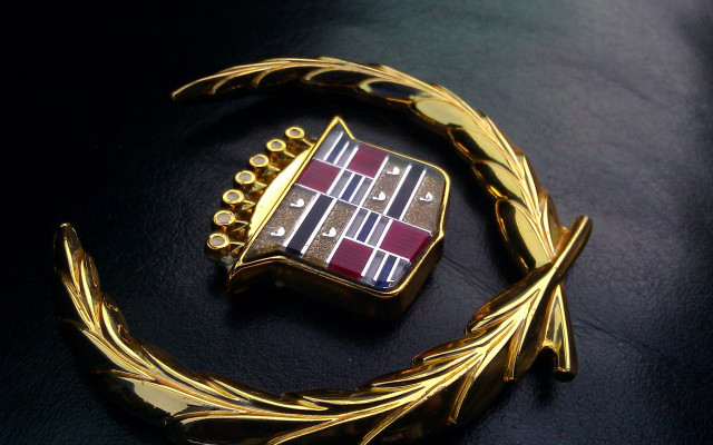 Gold brooch red blue center free wallpaper for desktop - medium preview image