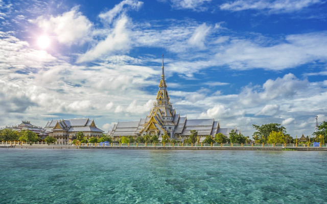 Large building spire water trees free wallpaper for desktop - medium preview image