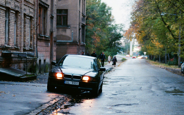 Rainy berlin tiltshift car people free wallpaper for desktop - medium preview image