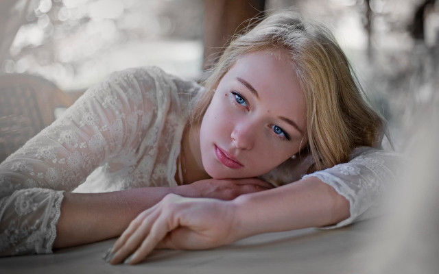 Woman blonde blue eyes serious free wallpaper for desktop - medium preview image