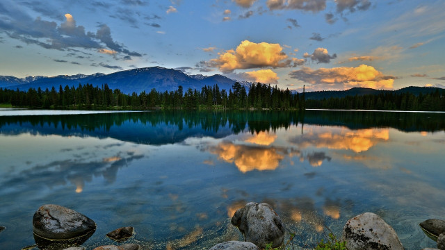 Lake mountain clouds rocks sunset free wallpaper for desktop - medium preview image