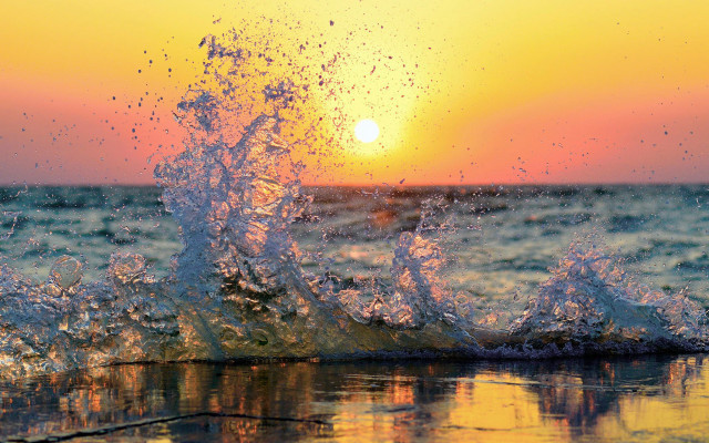 Wave crashing sunset ocean splash free wallpaper for desktop - medium preview image