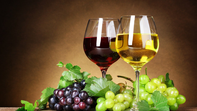 Wine glasses grapes leaves still free wallpaper for desktop - medium preview image