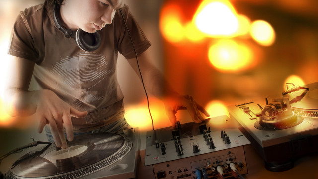 Man mixing music headphones record free wallpaper for desktop - medium preview image