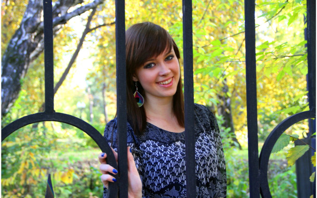 Woman smiling gate autumn nature free wallpaper for desktop - medium preview image