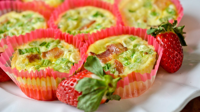 Cupcakes strawberries plate berries blueberry free wallpaper for desktop - medium preview image