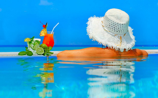 Woman hat cocktail pool floater free wallpaper for desktop - medium preview image