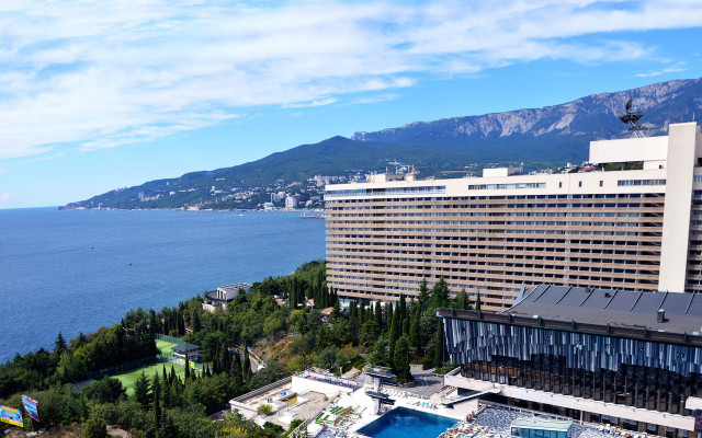 Hotel water mountain cityscape sky free wallpaper for desktop - medium preview image