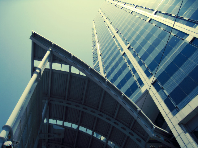 Tall building sky streetlight trafficlight free wallpaper for desktop - medium preview image