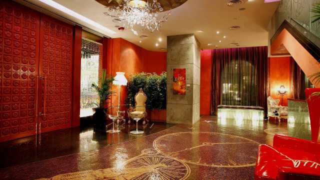 Large foyer chandelier red door free wallpaper for desktop - medium preview image