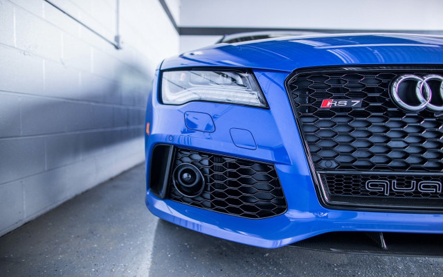 Blue car garage night sky free wallpaper for desktop - medium preview image