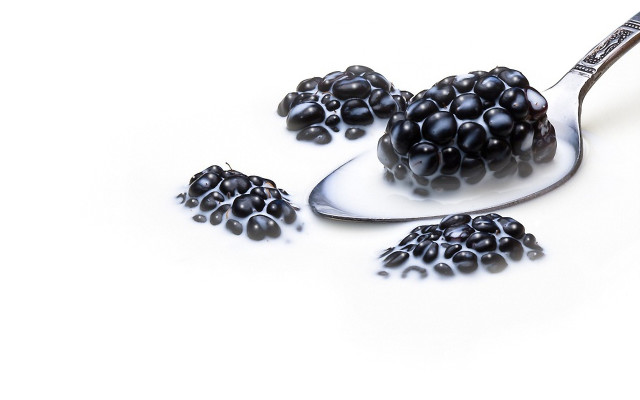 Spoon blackberries professional food photography free wallpaper for desktop - medium preview image