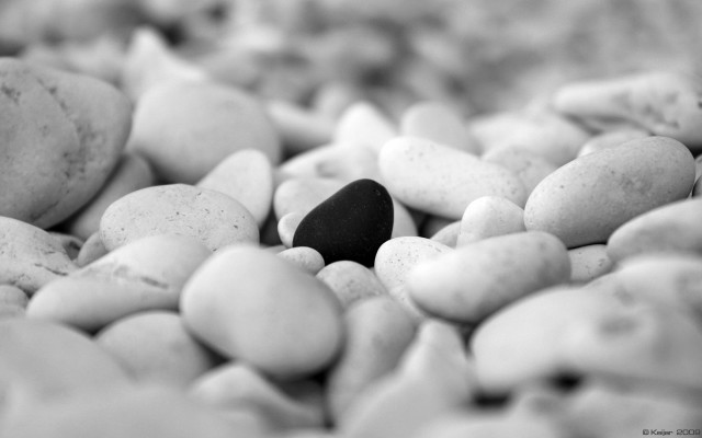 Black and white rocks pebbles free wallpaper for desktop - medium preview image