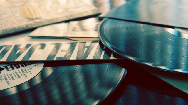 Record player scissors private press free wallpaper for desktop - medium preview image