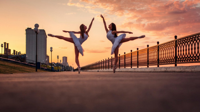 Sunset dance fence city people free wallpaper for desktop - medium preview image