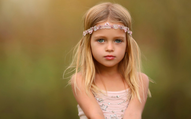 Little girl tiara dress portrait free wallpaper for desktop - medium preview image
