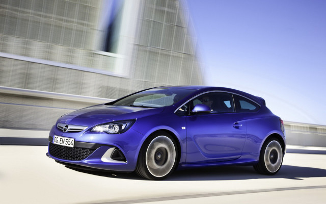 Blue car driving tall building free wallpaper for desktop - medium preview image