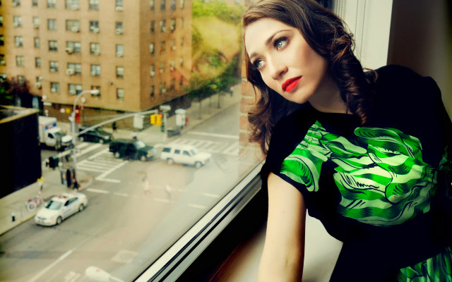 Woman city street traffic green free wallpaper for desktop - medium preview image