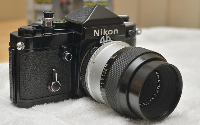 Camera nikon macro blurry background free wallpaper for desktop - medium preview image