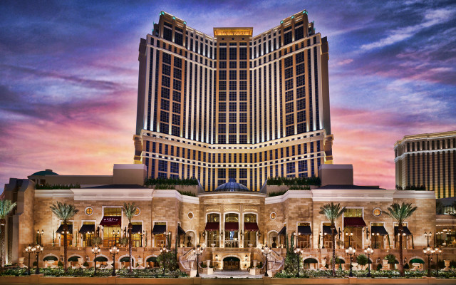 Large building windows fountain renaissance free wallpaper for desktop - medium preview image