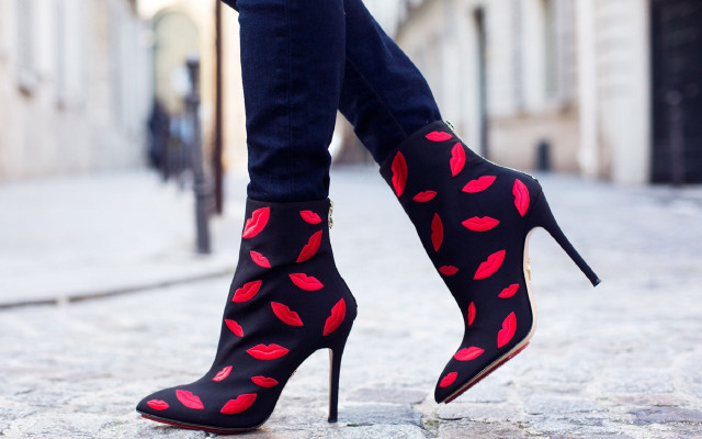 Woman legs highheels redlips blackbackground free wallpaper for desktop - medium preview image