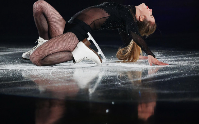 Woman blackdress white shoes stage free wallpaper for desktop - medium preview image