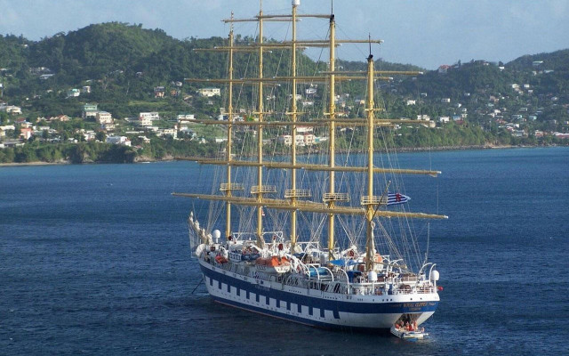 Dreamy boat city horizon waterscape free wallpaper for desktop - medium preview image