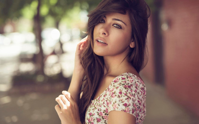 Aramenta longhair citystreet bokeh portrait free wallpaper for desktop - medium preview image