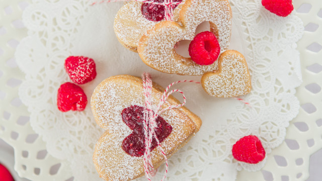 Heart shaped cookies raspberries lace free wallpaper for desktop - medium preview image