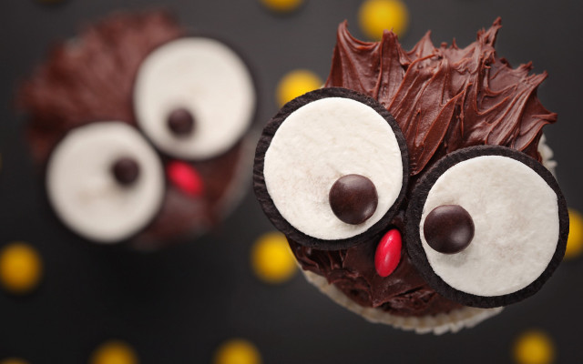 Cupcake chocolate frosting eyes bokeh free wallpaper for desktop - medium preview image