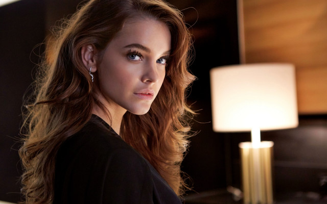 Woman long hair mirror lamp free wallpaper for desktop - medium preview image