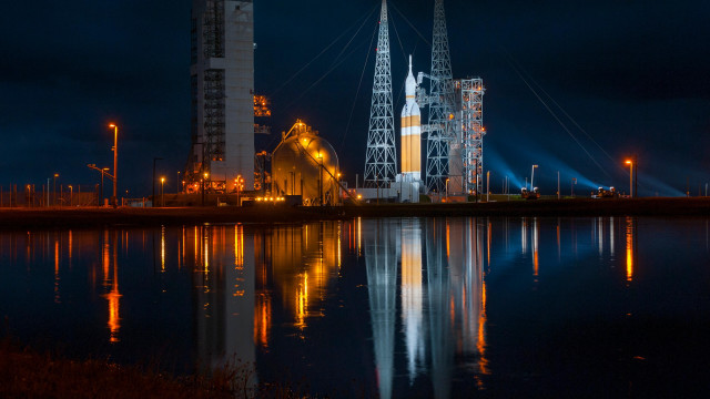 Night cityscape reflection bridge torii free wallpaper for desktop - medium preview image