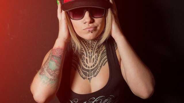 Woman hat sunglasses tattoos 3d free wallpaper for desktop - medium preview image