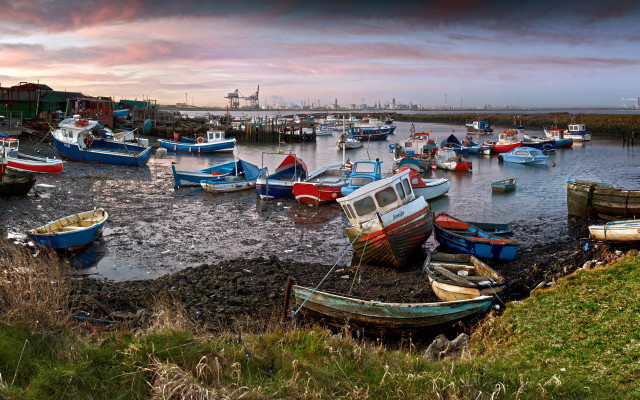 Boats shoreline city mountains ocean free wallpaper for desktop - medium preview image
