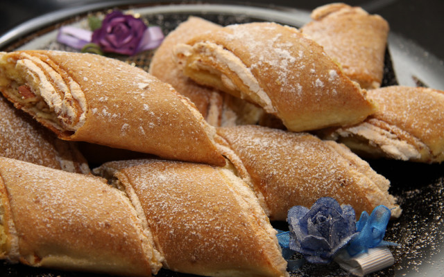 Pastries flowers blue roses pastel free wallpaper for desktop - medium preview image