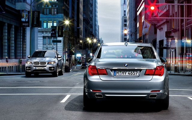 Silver car city night traffic free wallpaper for desktop - medium preview image