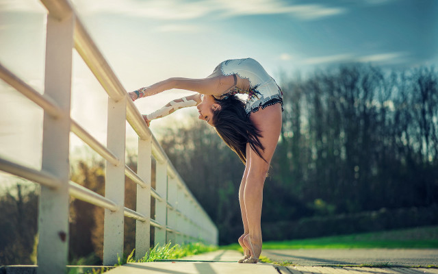 Woman bridge stretching arabesque outdoors free wallpaper for desktop - medium preview image