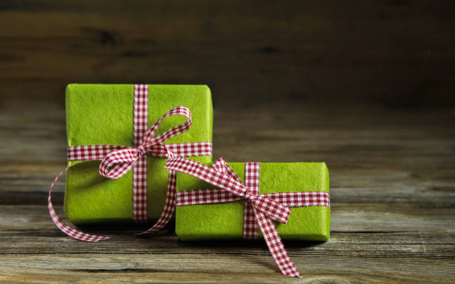 Green presents red ribbon wooden free wallpaper for desktop - medium preview image