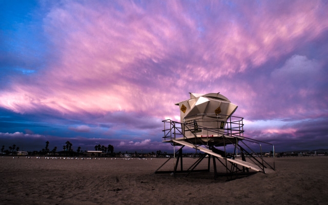 Lifeguard tower beach purple sky free wallpaper for desktop - medium preview image
