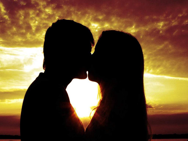 Couple kissing sunset sun clouds free wallpaper for desktop - medium preview image