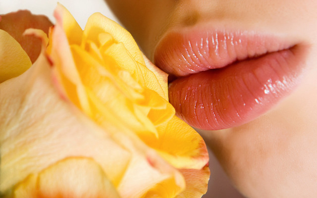Woman flower kiss roses blurry free wallpaper for desktop - medium preview image