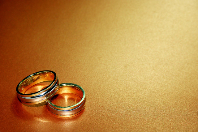 Wedding rings gold table top free wallpaper for desktop - medium preview image