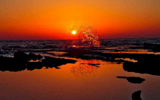 Sunset wave shore reflection ocean free wallpaper for desktop - medium preview image