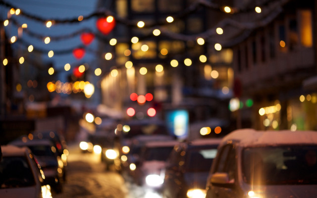 Snowy city street traffic christmas free wallpaper for desktop - medium preview image