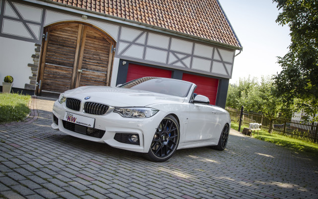 White car red door 3d free wallpaper for desktop - medium preview image