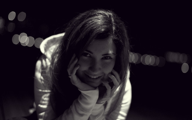 Smiling woman blackandwhite shallowdepth handsonface free wallpaper for desktop - medium preview image