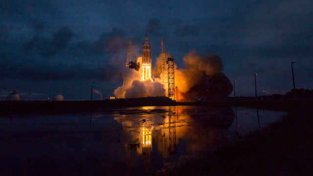 Rocket launch smoke reflection space free wallpaper for desktop - medium preview image