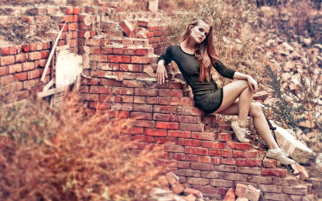 Woman brick wall autumn fashion free wallpaper for desktop - medium preview image